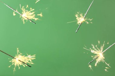 Neşeli Noel maytap renk arka plan üzerinde