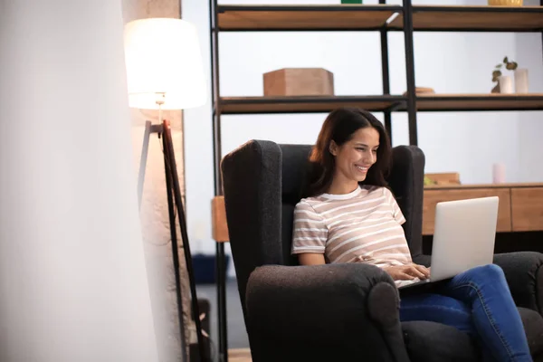 Giovane Donna Che Lavora Con Computer Portatile Casa — Foto Stock