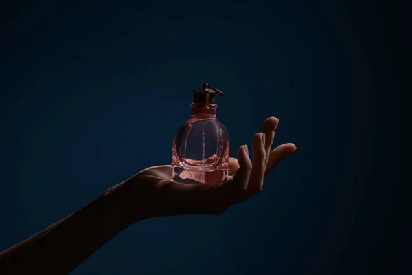 Vrouw Met Fles Parfum Donkere Kleur Achtergrond — Stockfoto