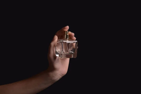 Mujer Sosteniendo Botella Perfume Sobre Fondo Oscuro — Foto de Stock