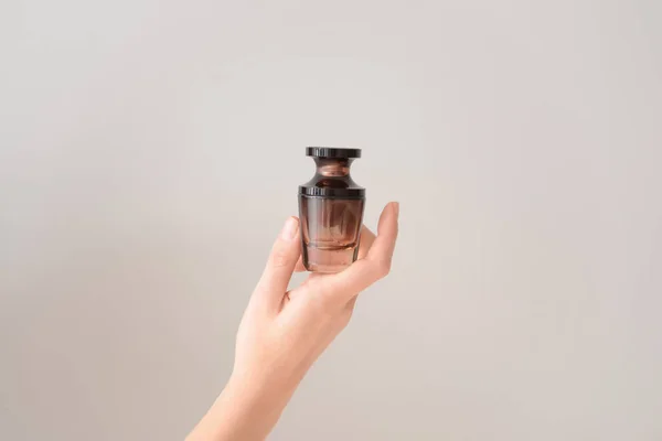 Wanita Memegang Botol Parfum Pada Latar Belakang Warna — Stok Foto