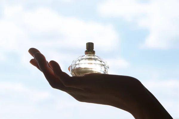 Mujer Sosteniendo Botella Perfume Aire Libre — Foto de Stock