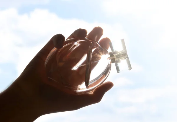 Parfüm Şişe Açık Havada Tutan Kadın — Stok fotoğraf