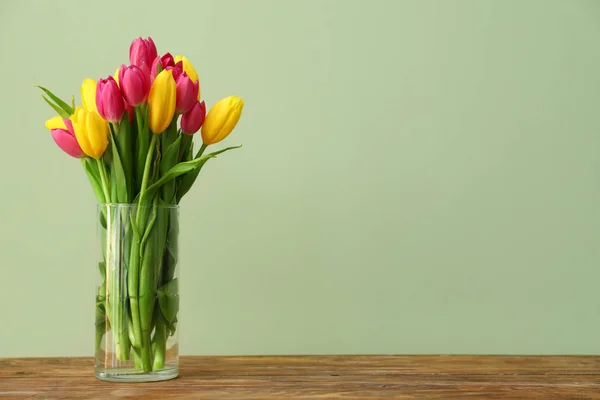 Váza Krásné Tulipány Dřevěný Stůl — Stock fotografie