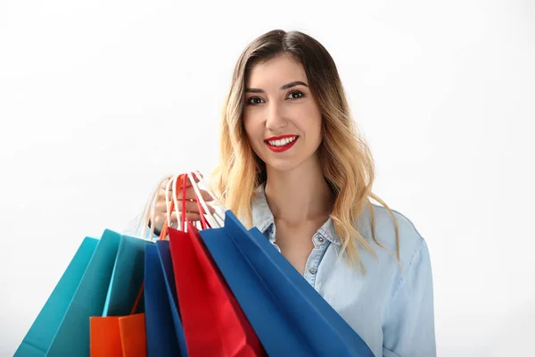 Schöne Junge Frau Mit Einkaufstaschen Auf Weißem Hintergrund — Stockfoto