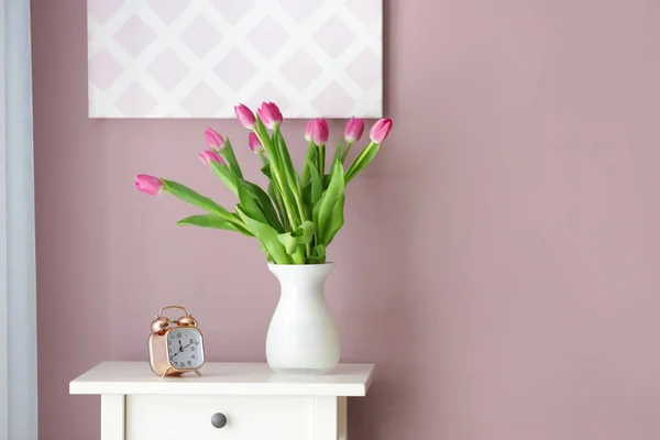 Vaso Con Bellissimi Tulipani Sveglia Sul Tavolo Bianco Camera — Foto Stock