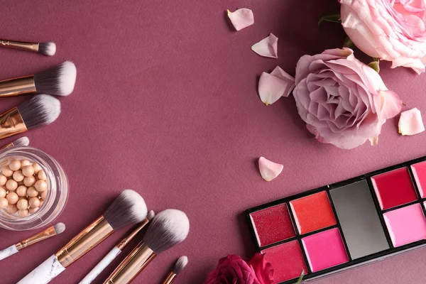 Kompozycja Kosmetyki Piękne Róże Kolor Tła — Zdjęcie stockowe