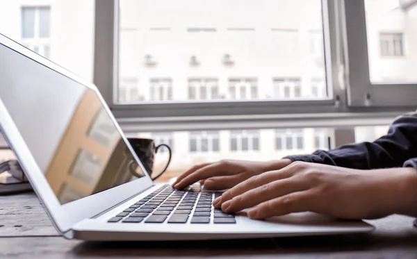 Frau Benutzt Computer Holztisch Nahaufnahme — Stockfoto