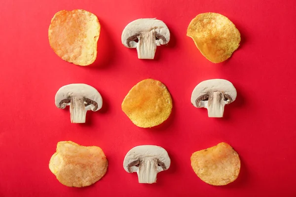 Tasty Crispy Potato Chips Cut Mushrooms Color Background Top View — Stock Photo, Image