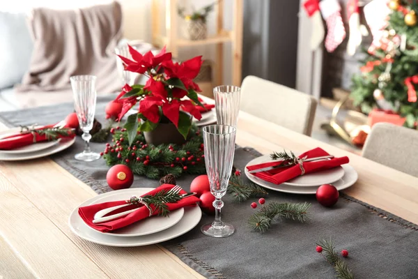 Oturma odasında Noel süslemeleri olan güzel bir masa.