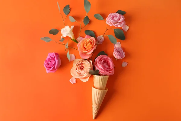 Waffle Cones Beautiful Roses Color Background — Stock Photo, Image