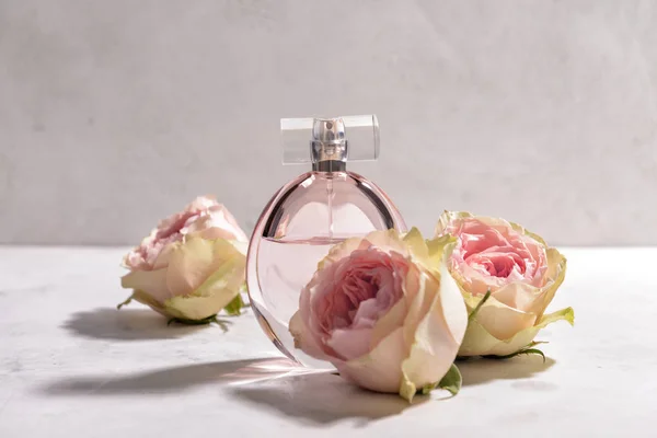 Fles Parfum Met Bloemen Lichte Achtergrond — Stockfoto