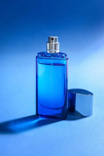 Flasche Parfüm Auf Farbigem Hintergrund — Stockfoto