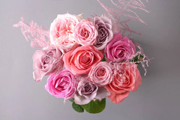 Όμορφη Ανθοδέσμη Τριαντάφυλλα Γκρι Φόντο — Φωτογραφία Αρχείου