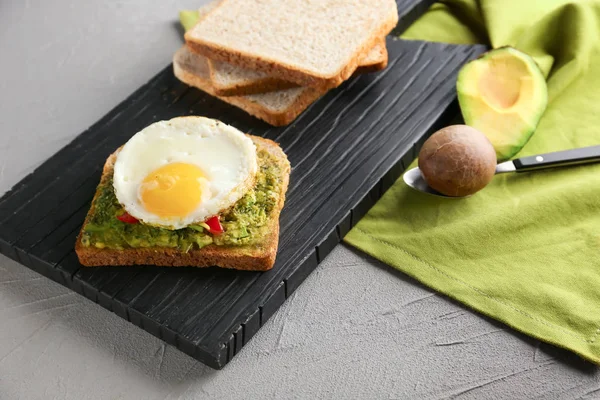 Tasty Toasted Bread Avocado Fried Egg Wooden Board — Stock Photo, Image