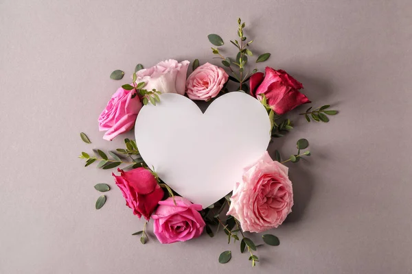Tarjeta Forma Corazón Con Hermosas Rosas Sobre Fondo Gris — Foto de Stock
