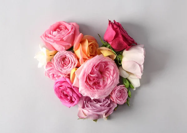 Καρδιά Από Όμορφα Πολύχρωμα Τριαντάφυλλα Γκρίζο Φόντο — Φωτογραφία Αρχείου
