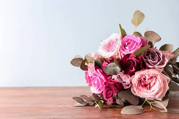 Beautiful Bouquet Roses Wooden Table — Stock Photo, Image