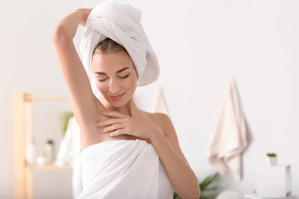 Hermosa Mujer Joven Con Desodorante Baño — Foto de Stock