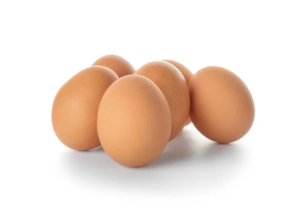 白い背景に生の鶏の卵 — ストック写真