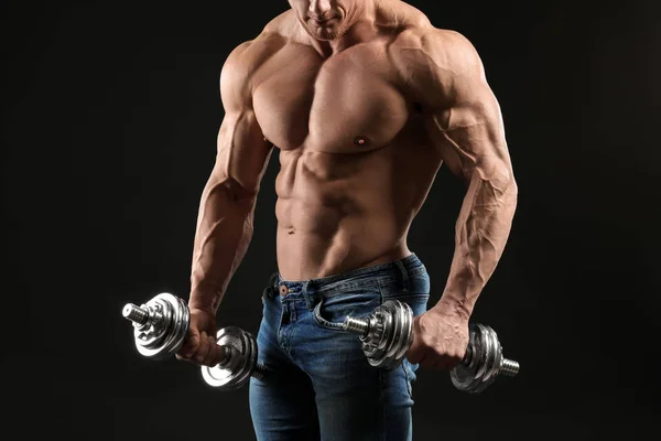 Bodybuilder Musculaire Avec Haltères Sur Fond Sombre — Photo