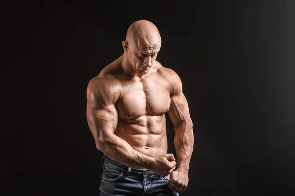 Muskulös Bodybuilder Mörk Bakgrund — Stockfoto