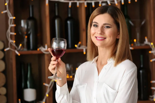 Mulher Sorridente Com Copo Vinho Saboroso Bar — Fotografia de Stock