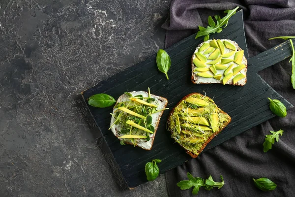 Ahşap tahta ile lezzetli avokado kadeh tabloda, üstten görünüm