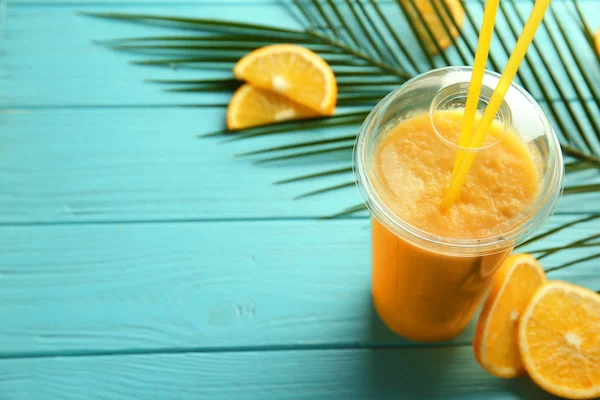 Πλαστικό Φλιτζάνι Νόστιμο Smoothie Πορτοκαλί Χρώμα Ξύλινο Τραπέζι — Φωτογραφία Αρχείου