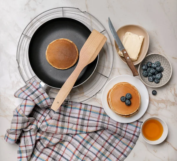 Heiße Leckere Pfannkuchen Mit Blaubeeren Honig Und Butter Auf Hellem — Stockfoto