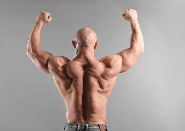 Muscular Bodybuilder Grey Background — Stock Photo, Image