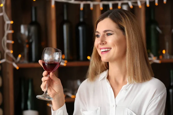 Leende Kvinna Med Glas Gott Vin Bar — Stockfoto