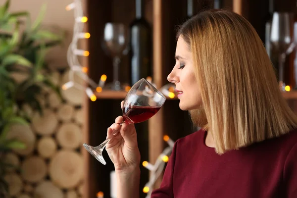 Güzel kadın lezzetli şarap içme çubuk