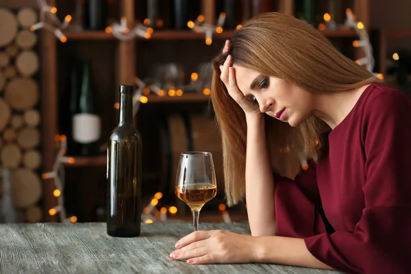 Mulher Triste Com Copo Vinho Mesa Bar — Fotografia de Stock