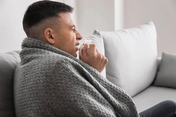 Anak Muda Sakit Flu Rumah — Stok Foto