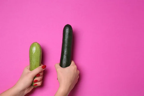 Mujer Sosteniendo Dos Zucchinis Sobre Fondo Color Concepto Erótico — Foto de Stock