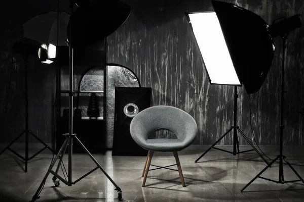 Modern fotoğraf stüdyosu profesyonel aydınlatma donanımları ile