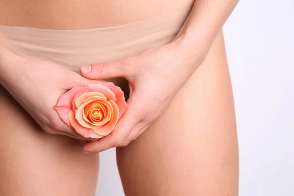 Sexy Jovem Segurando Rosa Perto Suas Calcinhas Close Conceito Erótico — Fotografia de Stock