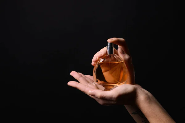 Mujer Con Frasco Perfume Sobre Fondo Oscuro — Foto de Stock