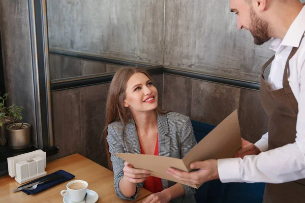 Joven Camarero Mostrando Mujer Menú Restaurante — Foto de Stock