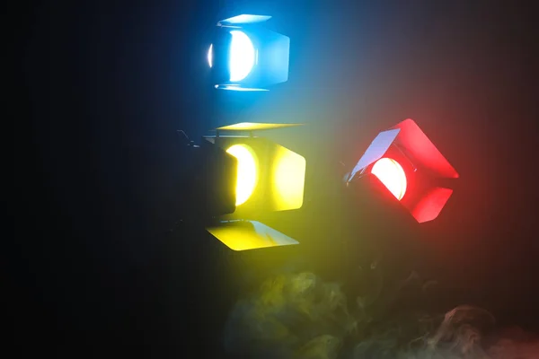 Equipo Profesional Iluminación Color Con Humo Sobre Fondo Oscuro —  Fotos de Stock
