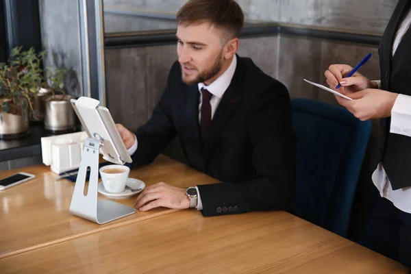 Junge Kellnerin Nimmt Bestellung Von Mann Restaurant — Stockfoto