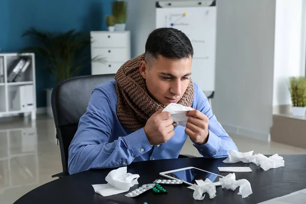 Junger Mann Grippe Erkrankt Amt — Stockfoto