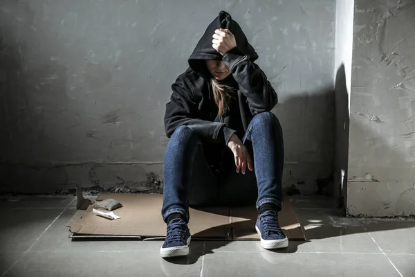 Καταθλιπτική Γυναίκα Πρεζόνι Που Κάθεται Στο Πάτωμα Έννοια Της Εξάρτησης — Φωτογραφία Αρχείου
