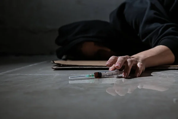 Θηλυκό Πρεζόνι Ξαπλωμένο Στο Πάτωμα Μετά Από Λήψη Φαρμάκων Έννοια — Φωτογραφία Αρχείου