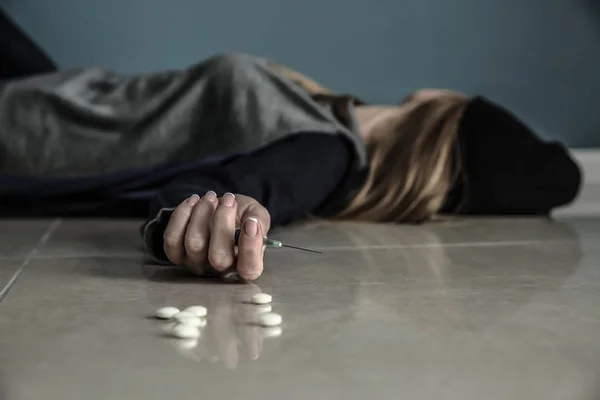 Θηλυκό Πρεζόνι Σύριγγα Και Ναρκωτικά Ξαπλωμένη Στο Πάτωμα Έννοια Της — Φωτογραφία Αρχείου
