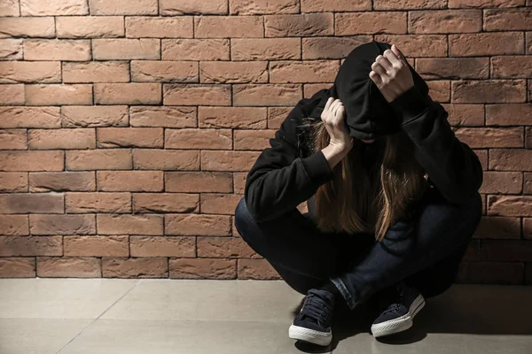 Deprimerad Kvinna Knarkare Nära Tegelvägg Begreppet Missbruk — Stockfoto