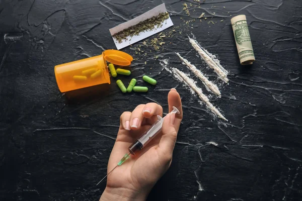 Vrouwelijke Junkie Met Spuit Drugs Aan Donkere Tafel Concept Van — Stockfoto