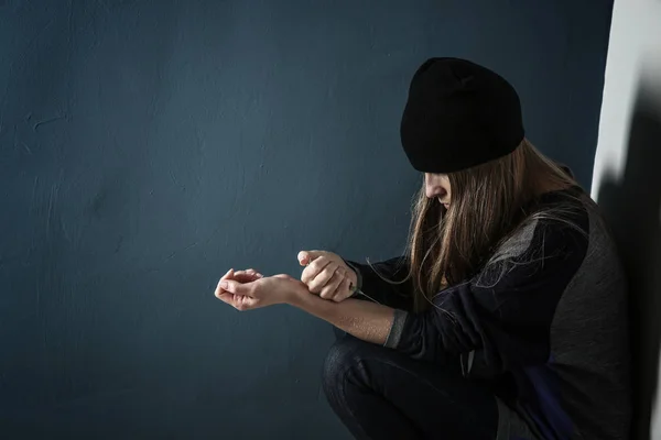 Una Drogadicta Con Jeringa Cerca Pared Color Concepto Adicción —  Fotos de Stock