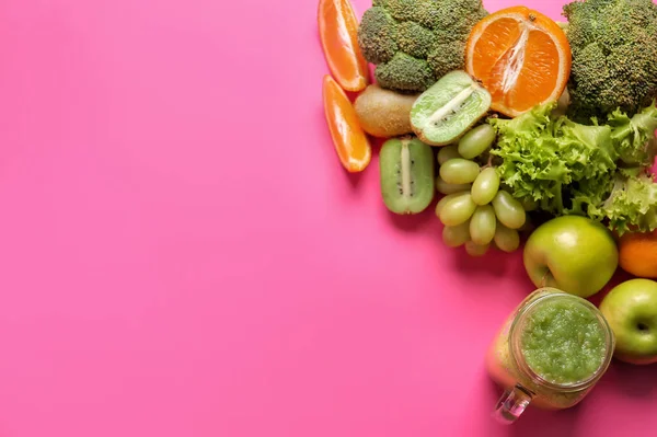 Mason Jar Van Heerlijke Groene Smoothie Ingrediënten Kleur Achtergrond — Stockfoto